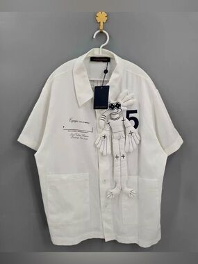 🚩steal Louis Vuitton White Short-Sleeve Button-Down Shirt with 3D Toy Applique